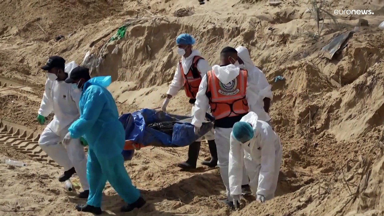 الفلسطينيون يواصلون البحث في المقابر الجماعية في خان يونس والبيت الأبيض يطالب إسرائيل بإجابات