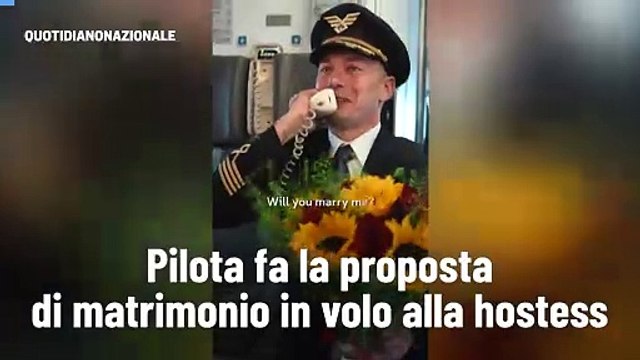 Pilota fa la proposta di matrimonio in volo alla hostess