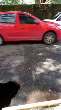 VÍDEO: Moradora denuncia cratera aberta pela Embasa em rua de Salvador; asfalto está 'oco'