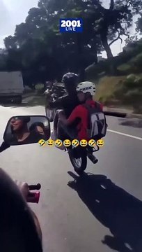 Funcionarios policiales sorprendieron a motorizados que hacían piruetas