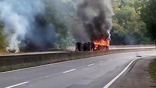 Caminhão pega fogo após tombar e interdita BR-376