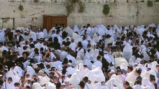 مصلون يهود عند حائط البراق في ثالث أيام عيد الفصح