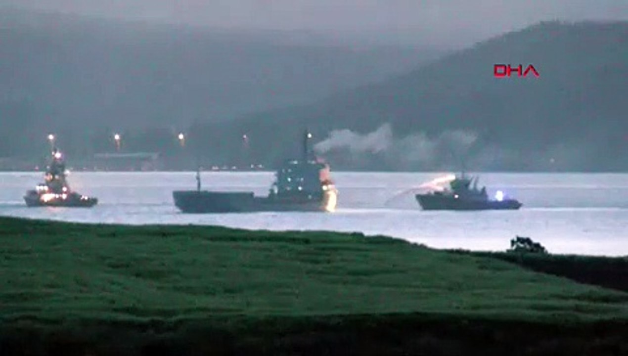 Çanakkale Boğazı gemi trafiğine kapatıldı! Yük gemisi alev alev yandı