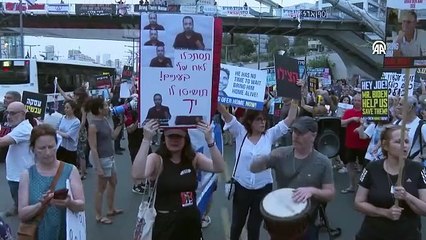 Rehine yakınları, Tel Aviv'de yol kapattı