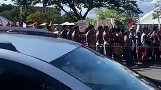 Indígenas do acampamento Terra Livre começam a marchar rumo ao Planalto; Esplanada interditada