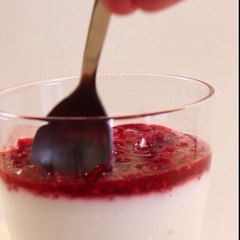 Panna cotta fromage blanc 0% vanille coulis de framboise_carre