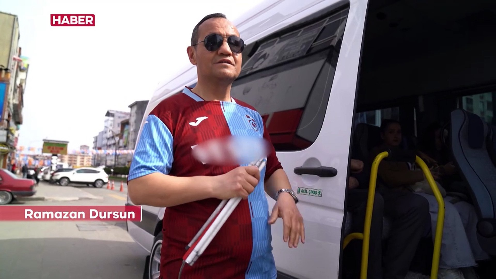 Görme engelli Trabzonspor taraftarı maçları kulaklıktan dinliyor