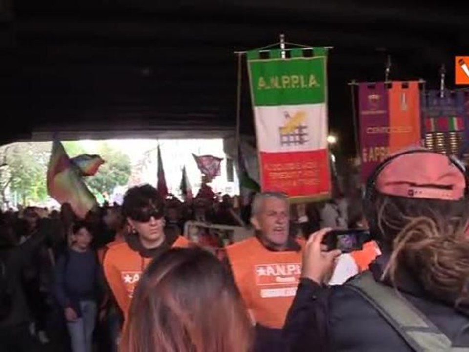 Festa della Liberazione, il coro al corteo dell'Anpi a Roma: "Siamo tutti antifascisti"
