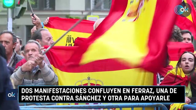 Dos manifestaciones confluyen en Ferraz, una de protesta contra Sánchez y otra para apoyarle