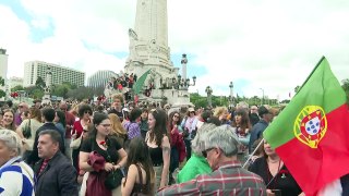 Multidão comemora os 50 anos da Revolução dos Cravos