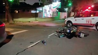 Motociclista de 57 anos bate contra carro em cruzamento e fica gravemente ferido no Mercês