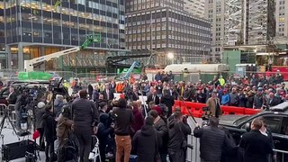  NEW YORK!Les travailleurs syndiqués scandent « USA » alors que le président Trump visite leur chantier de construction 