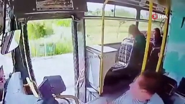 Adana'da korkunç kaza! Kapısı açık otobüsten düşen kadın ağır yaralandı