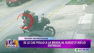 ¡El colmo! repartidor entregó pollo a la brasa que se la cayó al suelo