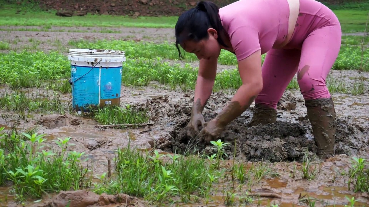Gái Xinh Đam Đang Bắt Lươn