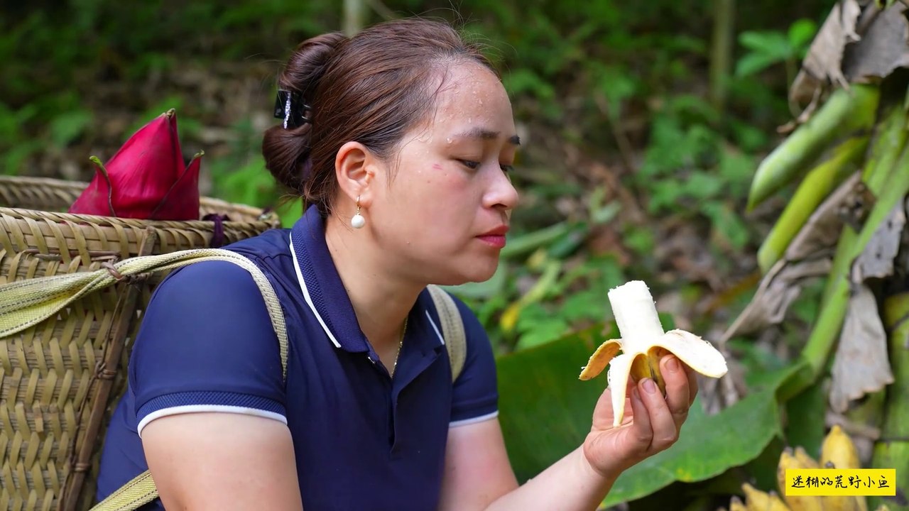 Cô Gái Xinh Đẹp Đi Hái Chuối Chín