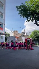 Bé tập làm lính cứu hoả