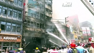 NO COMMENT: Varios muertos en un incendio que arrasó un restaurante y un hotel en India