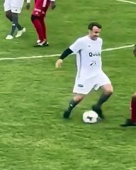 #vendreditoutestpermis le #kamikaze : il #ose #mettre un #petitpont au #president de la #republique #emmanuelmacron et fais #tomber le #selectionneur de l’#equipedefrance de #football