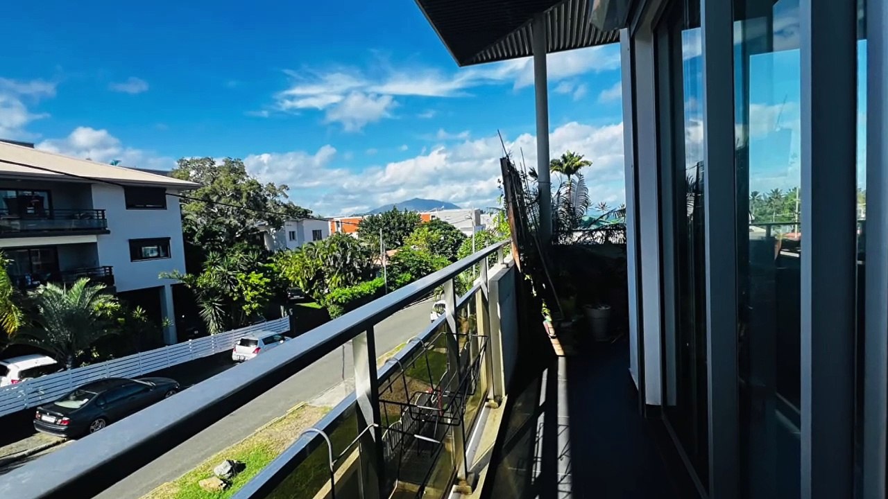 A VENDRE UN APPARTEMENT F4 EN ATTIQUE AVEC VUE MER À MAGENTA