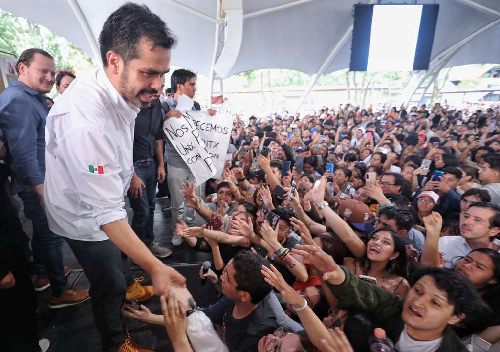 Con gritos de rechazo y de respaldo, reciben a Máynez en la UAM Xochimilco