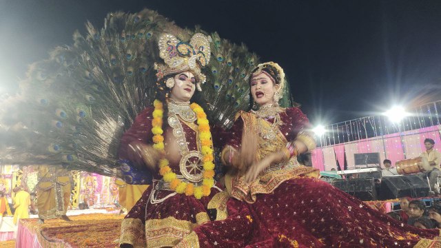 भक्तो का उमड़ा जनसैलाब, भजनों पर रात भर झूमे श्रोता