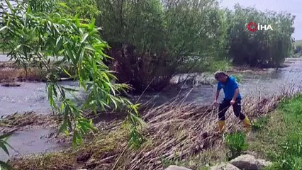 Kurtarma ekibinin Türk bayrağı hassasiyeti