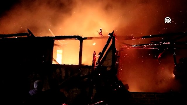 Yangında iki katlı ahşap ev ile samanlık ve depo yandı