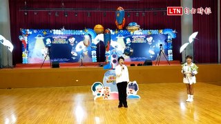 中市國小模範與健康兒童表揚 打造星際視覺、盧秀燕配合「擺拍」