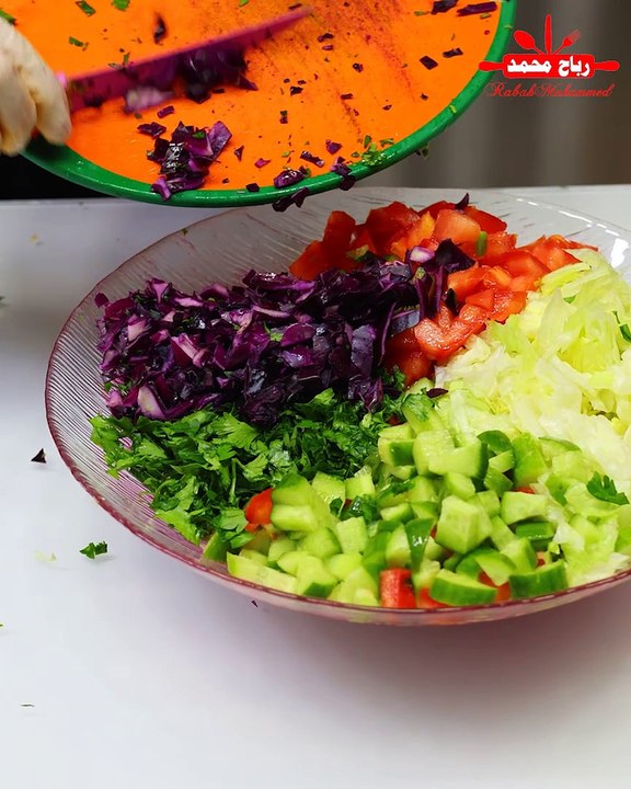 رز مع دجاج المسلوق الاكلة الاكثر شعبية و طلبا مع لبن بخيار و سلطة الخضار مع رباح محمد