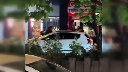 Kavgaya tutuşan gençler caddeyi ringe çevirdi