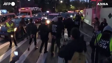 Usa, protesta anti-Israele a New York durante il voto degli aiuti: 100 arresti