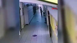 Okul koridorunda öğretmene yumruklu saldırı