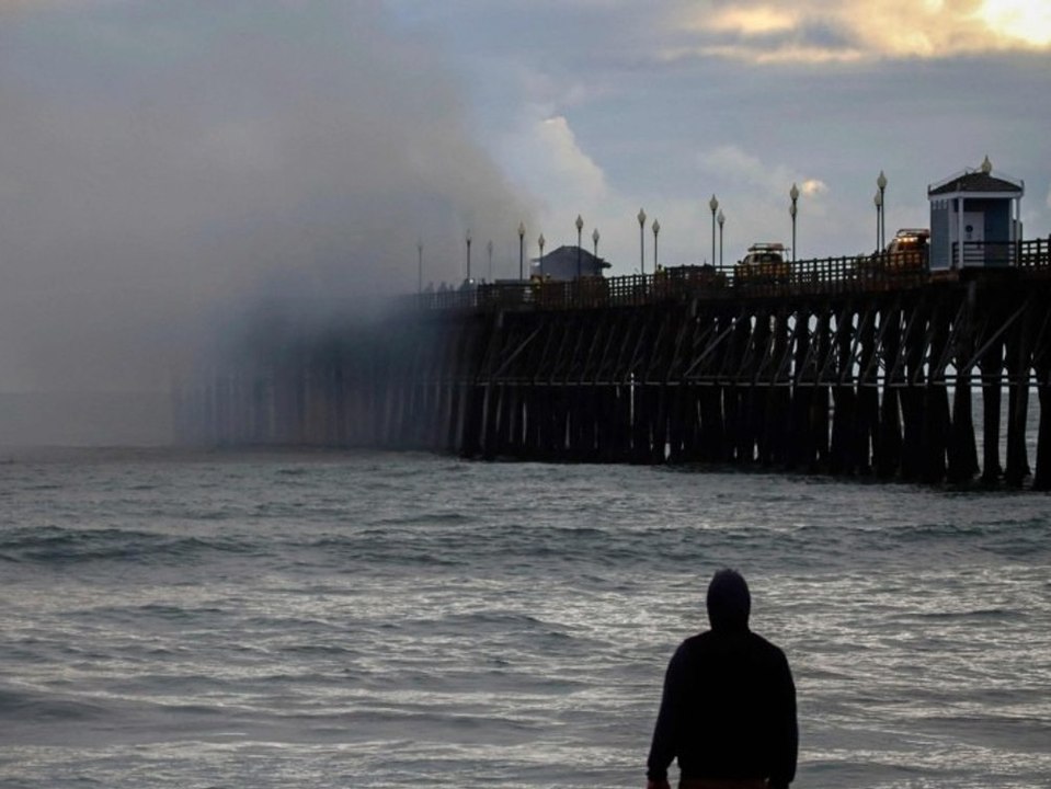 Großbrand! Berühmter Holzpier an der US-Westküste in Flammen