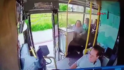 Kapısı açık ilerleyen otobüsten düştü! İşte o anlar...