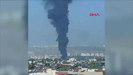 Depo bahçesinde yanan kasaların dumanı gökyüzünü kapladı