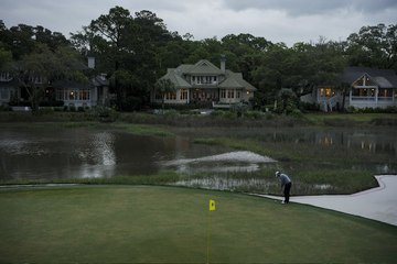 تمساح يقتحم ملعب الغولف!