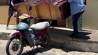 Déménager une armoire sur un scooter
