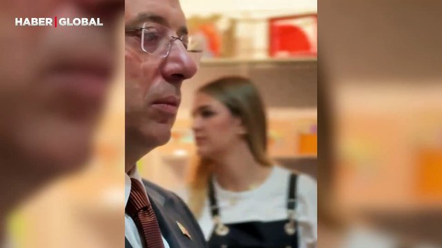 Ekrem İmamoğlu Contemporary İstanbul fuarında resim yaptı