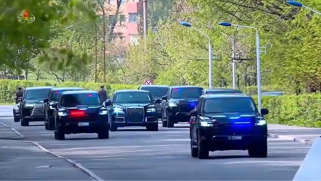 Estimado camarada Kim Jong Un realiza visita congratulatória à Academia Geral Militar Kim Il Sung pelo 25 de abril