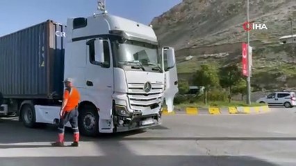 Erciş’te otomobille tır çarpıştı: 1 ölü, 2 yaralı