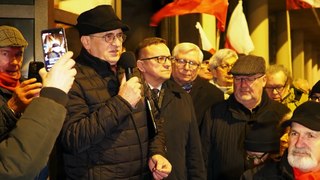 Kolejna manifestacja pod siedzibą TVP Łódź. Ponad 100 osób z flagami stanęło w obronie publicznych mediów