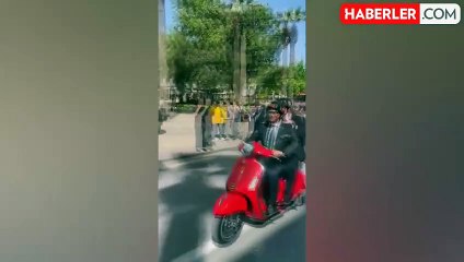 Özgür Özel, Denizli CHP İl Başkanına verdiği Vespa motosiklet sözünü yerine getirdi
