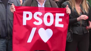 Manifestaciones en contra y a favor de Sánchez en Ferraz