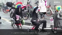 Torino, azione di Extinction Rebellion alla Rai: striscione sulla tettoia e clown