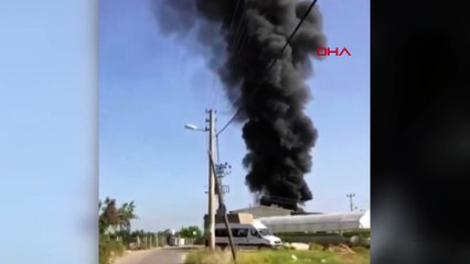 Depo bahçesinde yanan kasaların dumanı gökyüzünü kapladı