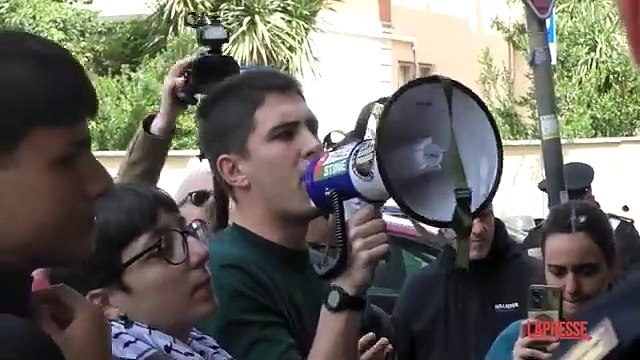 25 aprile, gli studenti contestano Parenzo sotto gli studi di La7: il video