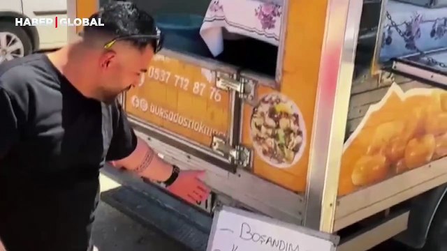 Boşandı ve lokma dağıttı: Çok şükür boşandım, kurtuldum size afiyet olsun