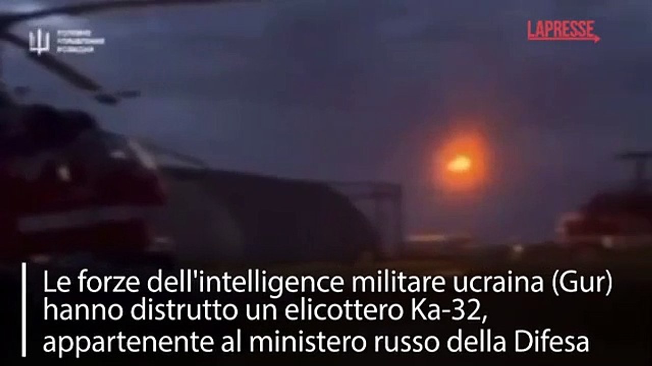 Le forze ucraine distruggono un elicottero russo in aeroporto a Mosca