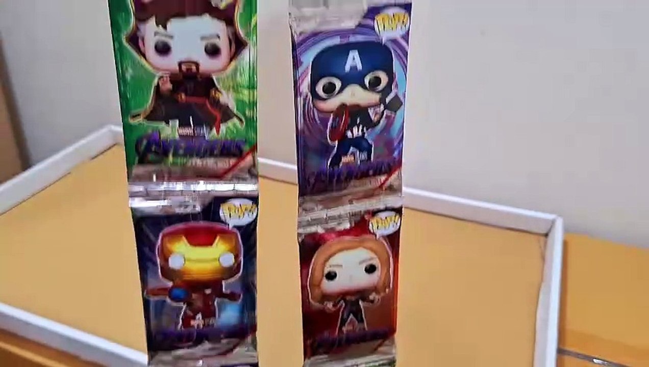 Unboxing and Review of Avengers Playing Cards Marvel Card Game